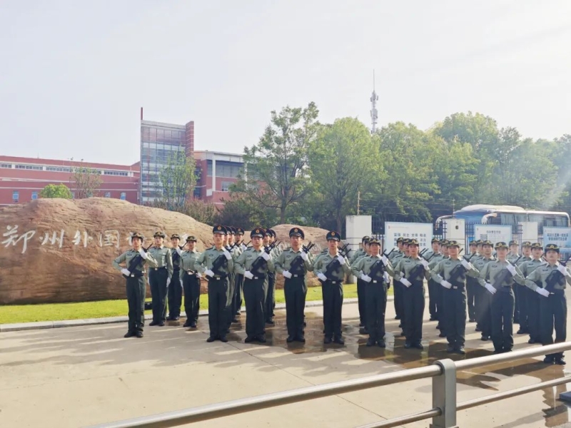 网投官网八一连国旗护卫队走进郑州外国语学校