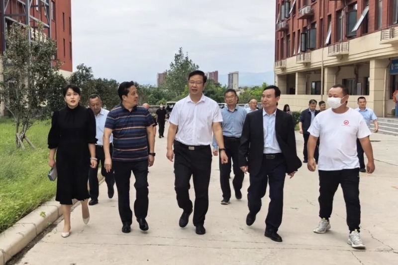 郑州市人民检察院党组书记、检察长张道伟一行到网投官网督导检查食品安全工作