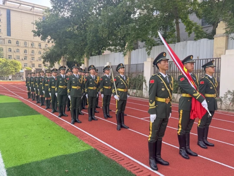 网投官网八一连国旗护卫队走进郑州高新区冬青街学校