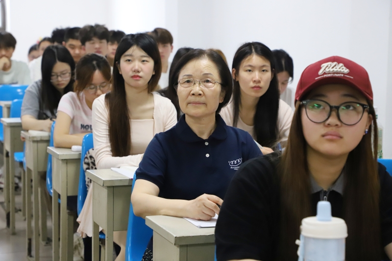 6 张校长听课.jpg