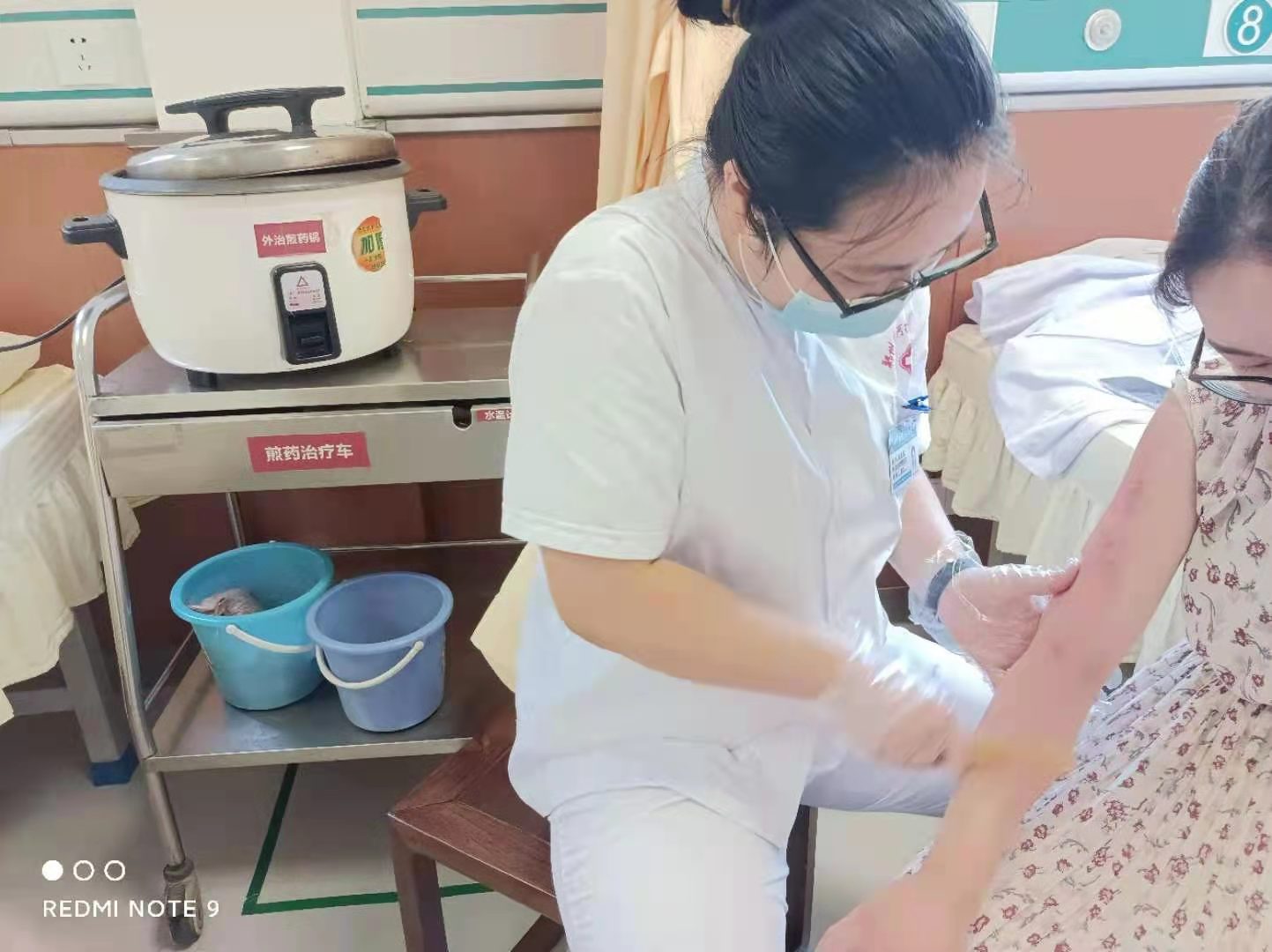 翟露露老师在省医践习.jpg