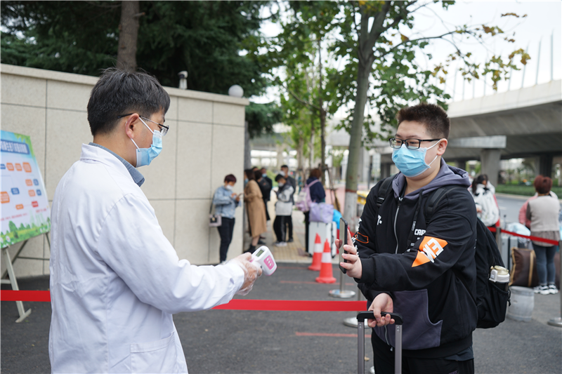 网投官网2021级中专新生报到入学
