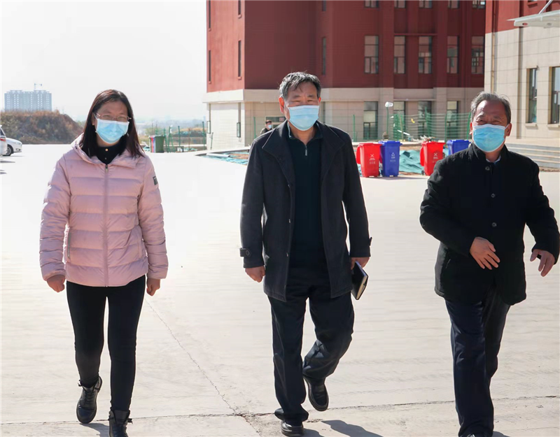 新密市教育局疫情防控督导组莅临网投官网检查疫情防控工作