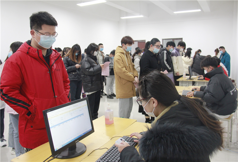 网投官网新密校区开展新冠疫苗加强针接种工作