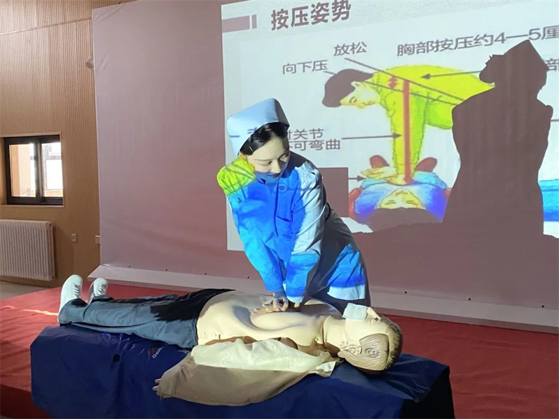 【护理系】网投官网护理系到高新区红叶路小学开展师生急救技能培训