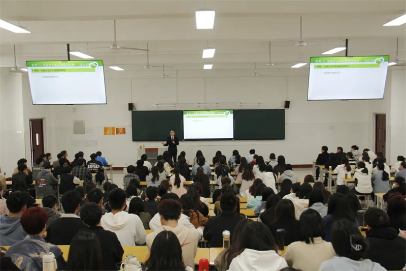 新密市人民法院到网投官网开展法治教育专题讲座