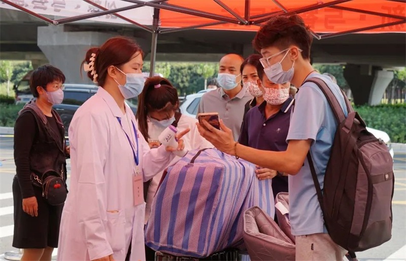 网投官网郑州高新校区迎来2022级新生报到和2021级学生返校