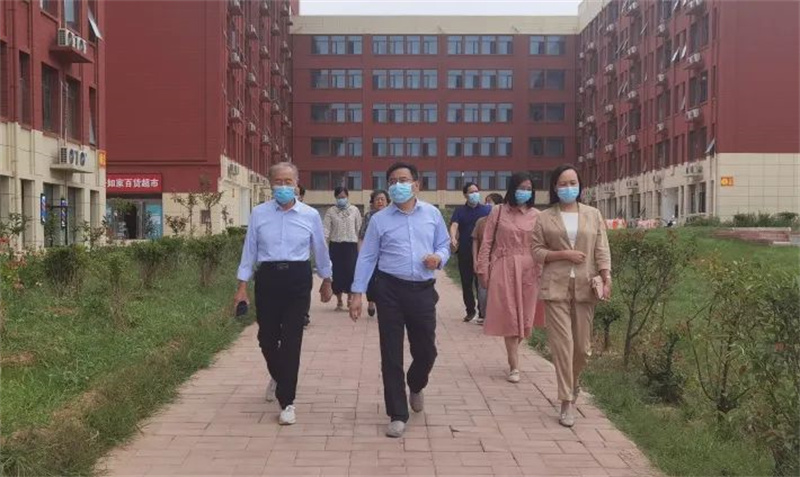 郑州市教育局副局长葛飞一行到网投官网新密校区调研指导疫情防控工作