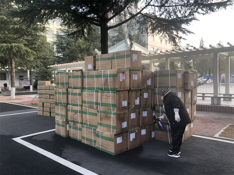 暖心疫线，网投官网为学生发放防疫物资