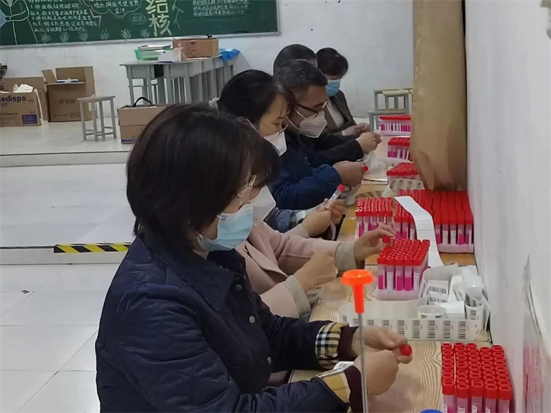 网投官网领导深入疫情防控一线 助力核酸检测工作